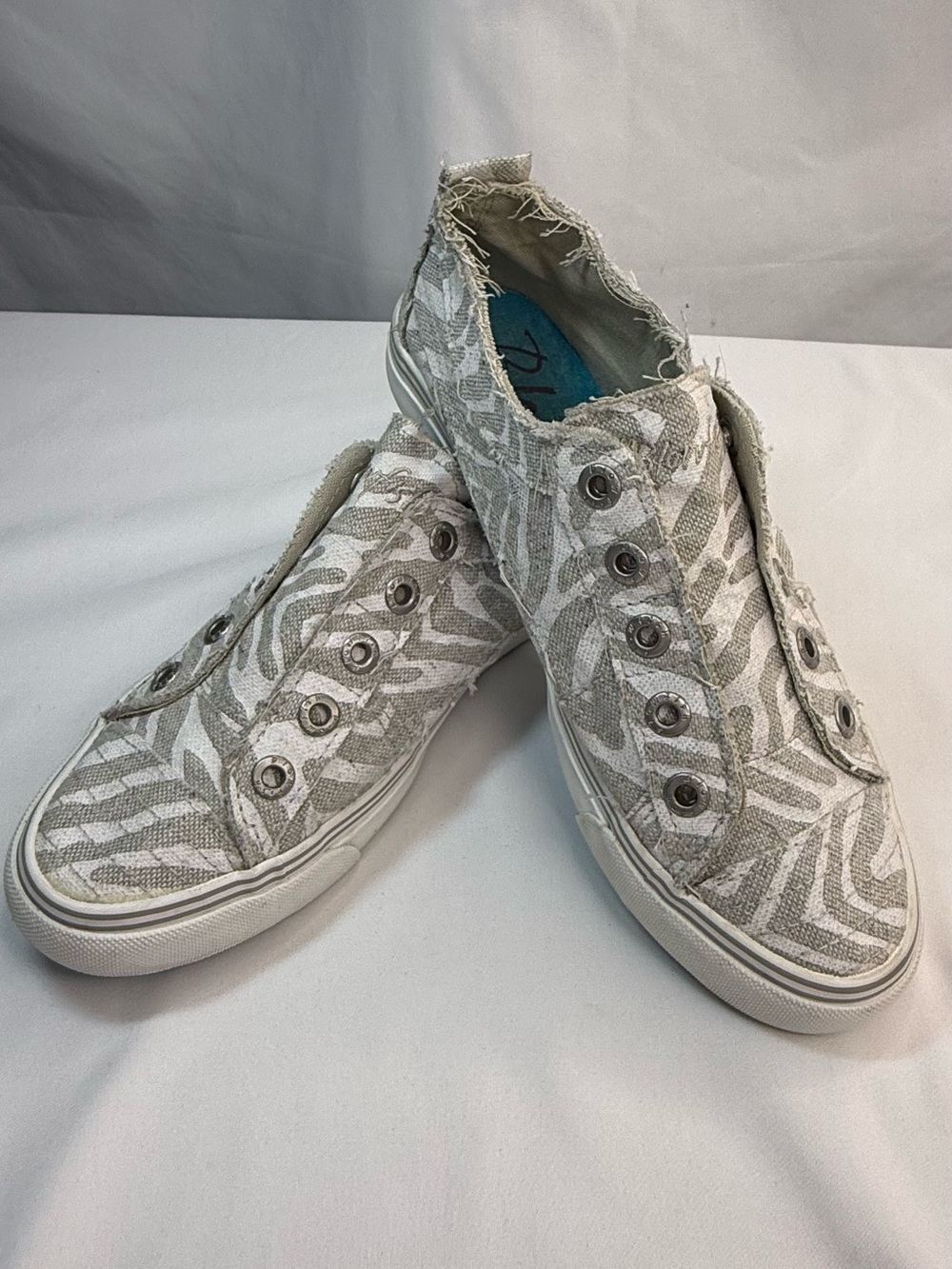 Blowfish Womens 8 Light Gray & White Zebra Pattern Slip-On Canvas Sneakers EUC